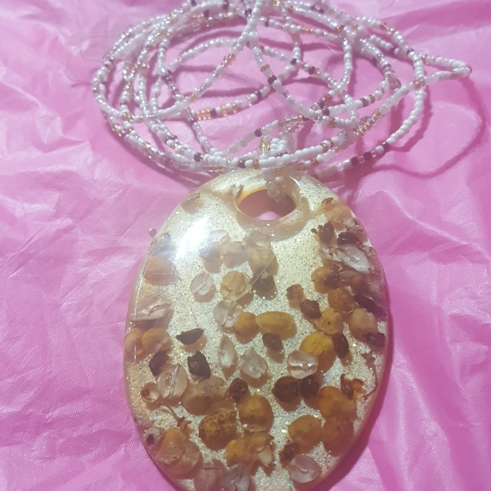 A ladies necklace with pendant